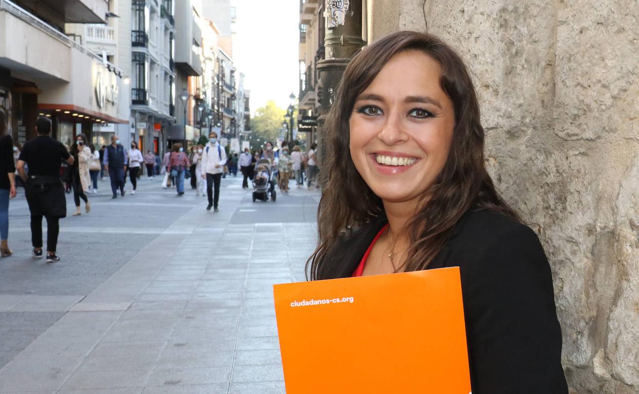 Gemma Villarroel, nueva coordinadora autonómica de Ciudadanos, en la calle Santiago de Valladolid. 