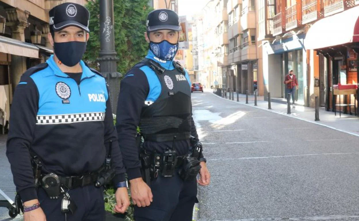 Los agentes Carlos y Justi, este miércoles en la calle Pasión. 