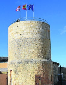 Imagen secundaria 2 - Arriba, castillo de Villalba de los Alcores; abajo, puerta de la iglesia de Santa María del Temple y el cubo-mirador de la muralla. 