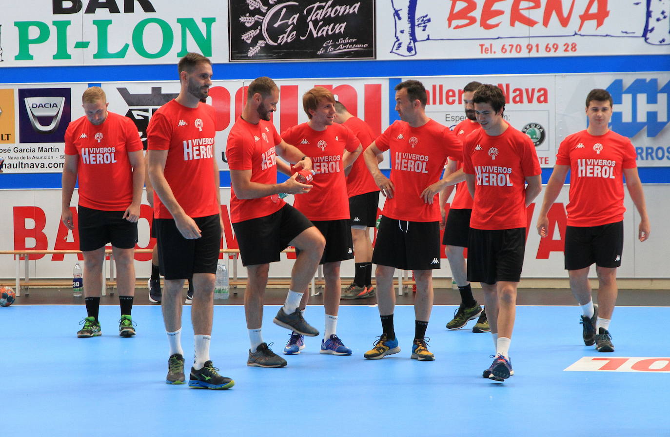 Jugadores del Balonmano Nava, durante un entrenamiento en Nava de la Asunción.