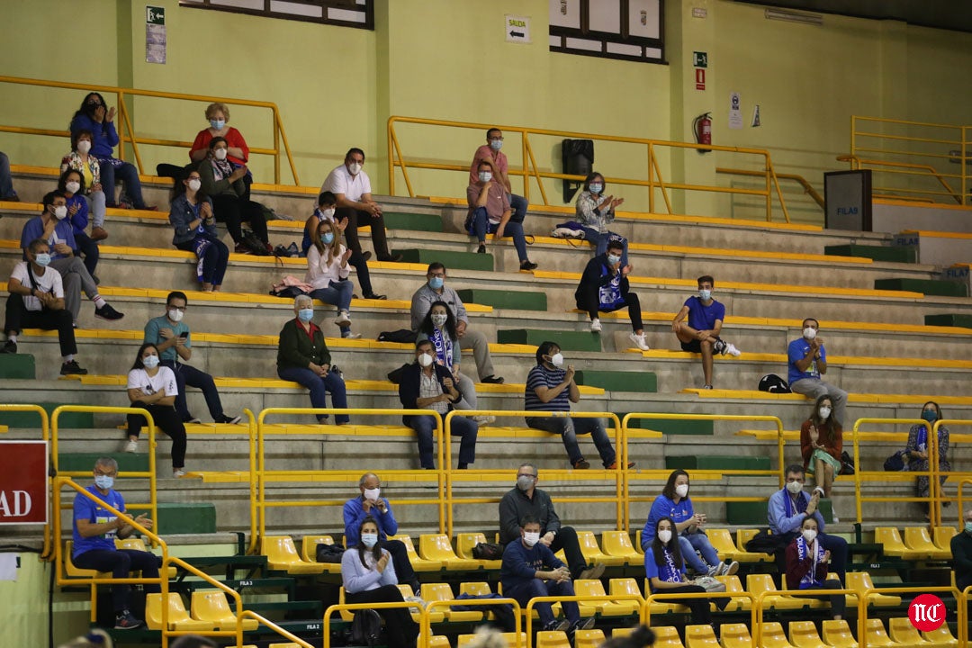 Aficionados del CB Avenida durante el partido en el pabellón de Würzburg
