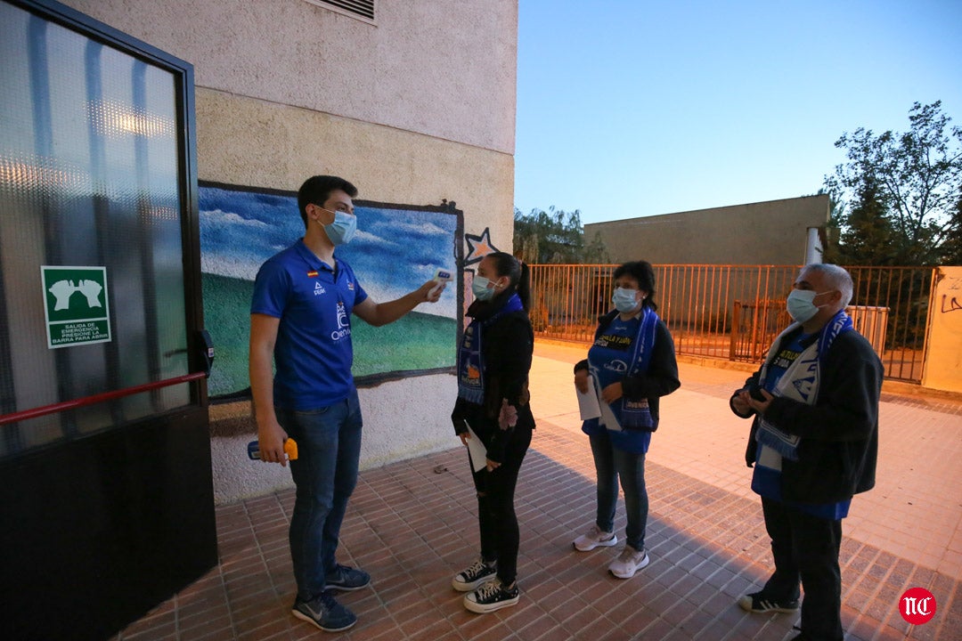 Aficionados del CB Avenida durante el partido en el pabellón de Würzburg