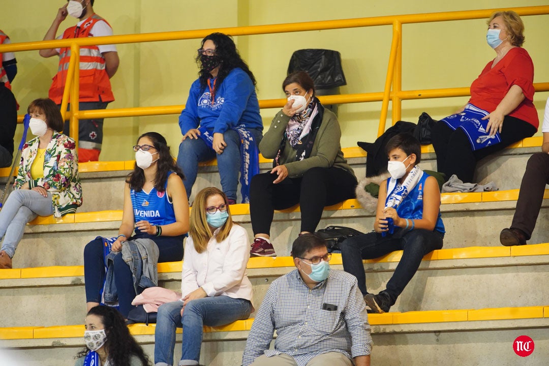 Aficionados del CB Avenida durante el partido en el pabellón de Würzburg