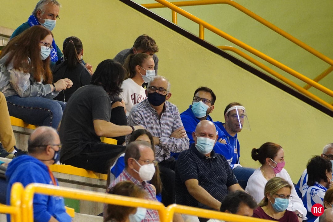 Aficionados del CB Avenida durante el partido en el pabellón de Würzburg