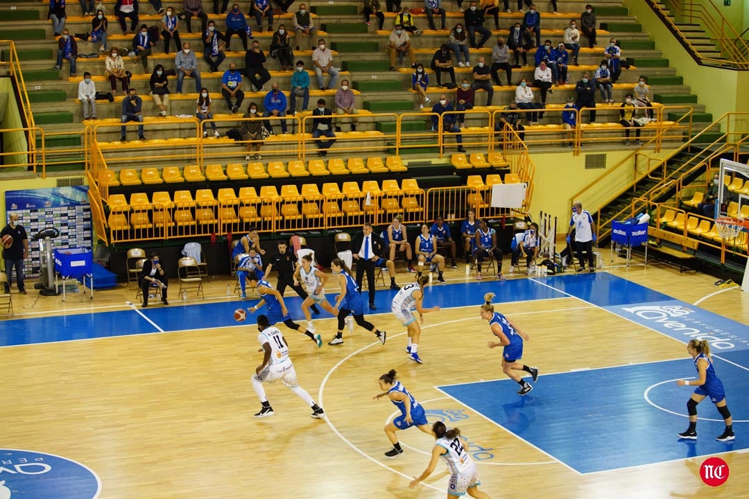Aficionados del CB Avenida durante el partido en el pabellón de Würzburg