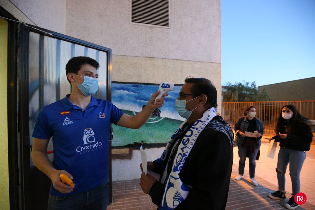 Aficionados del CB Avenida durante el partido en el pabellón de Würzburg