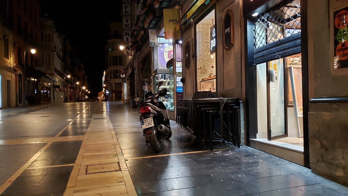 León ha apagado la luz este miércoles a las 23:00 horas. Es la primera jornada de confinamiento perimetral para la capital y San Andrés del Rabanedo. A esa hora la calle en la ciudad era un desierto.