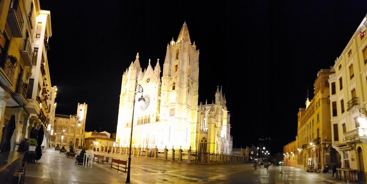 León ha apagado la luz este miércoles a las 23:00 horas. Es la primera jornada de confinamiento perimetral para la capital y San Andrés del Rabanedo. A esa hora la calle en la ciudad era un desierto.