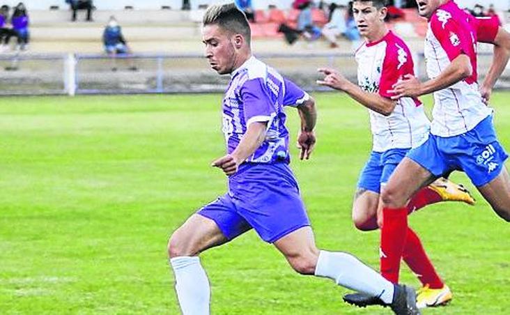Isma, del Becerril, ante dos rivales del Burgos Promesas. 