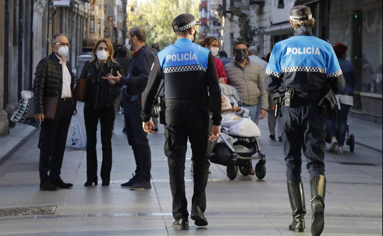 Dos policías locales, en la Calle Mayor de Palencia.