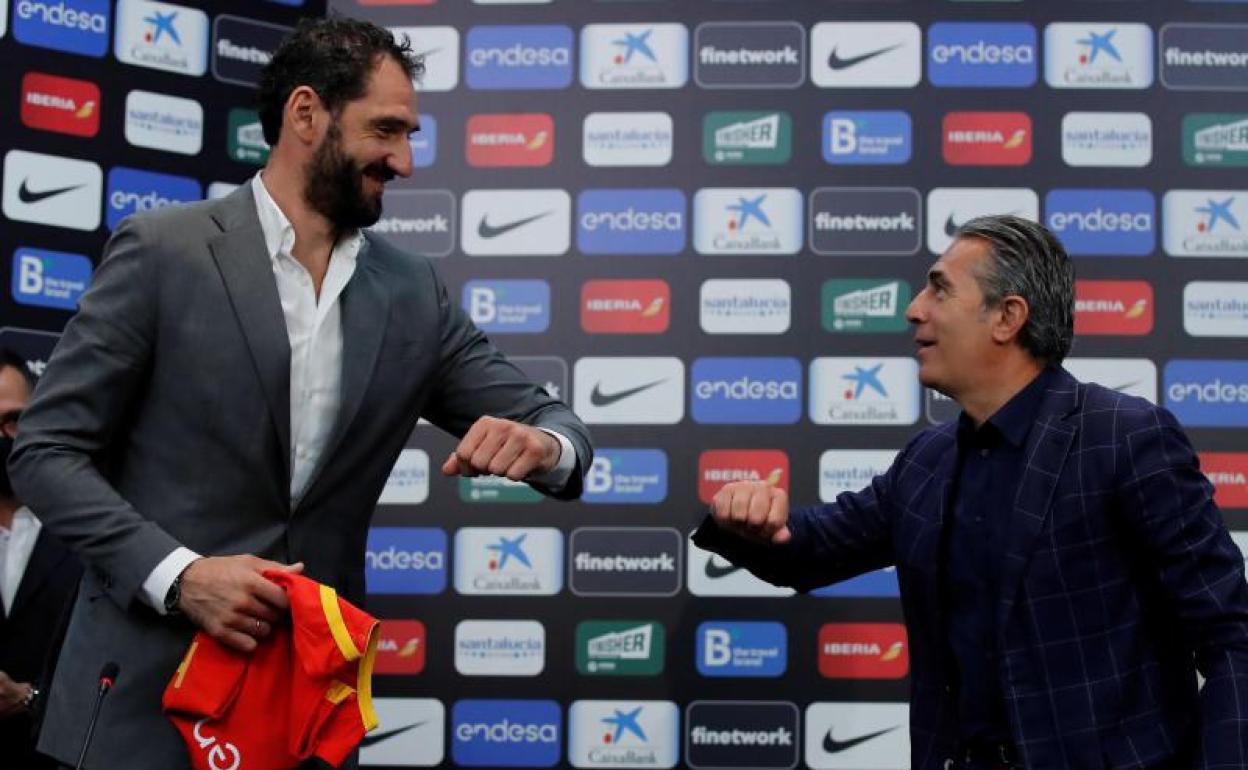 El presidente de la FEB, Jorge Garbajosa, y el seleccionador nacional, Sergio Scariolo. 