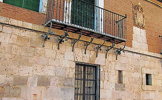 Imagen principal - Arriba, Casa palacio; abajo, detalle del retablo de la iglesia de San Juan y Cristo atado a la columna en la iglesia de San Miguel. 