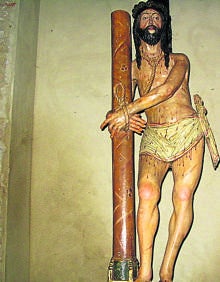 Imagen secundaria 2 - Arriba, Casa palacio; abajo, detalle del retablo de la iglesia de San Juan y Cristo atado a la columna en la iglesia de San Miguel. 