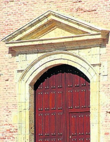 Imagen secundaria 2 - Arriba, Casona en Villamuriel; Abajo, antiguo pósito o almacén y puerta de la iglesia. 