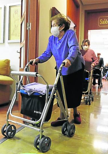 Algunas residentes aguardan para recibir la vacuna.
