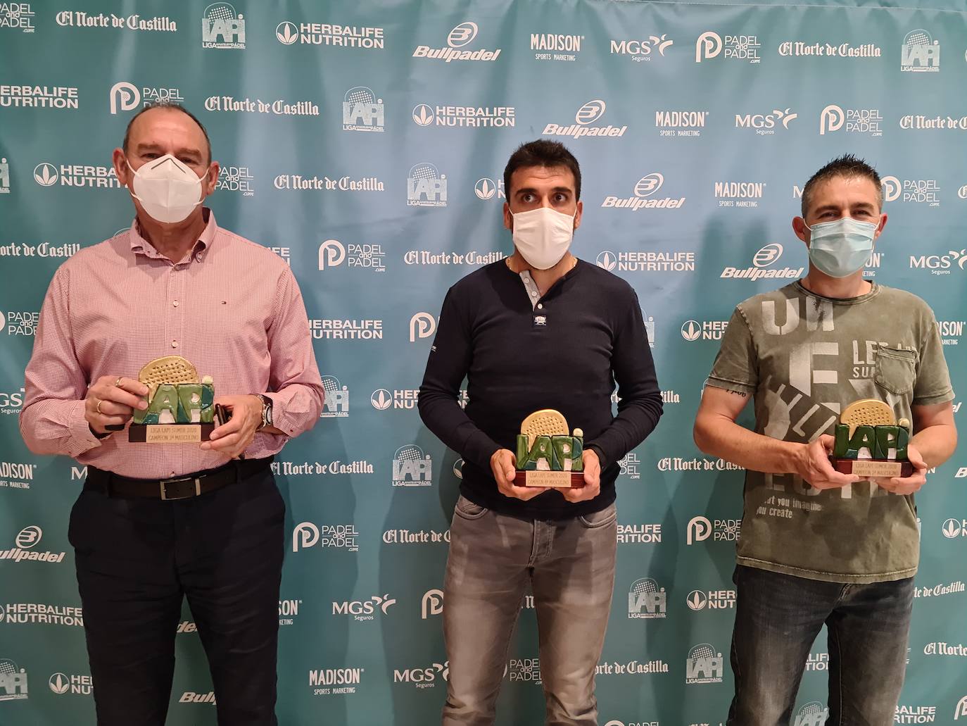 Los galardonados recogen sus trofeos. 