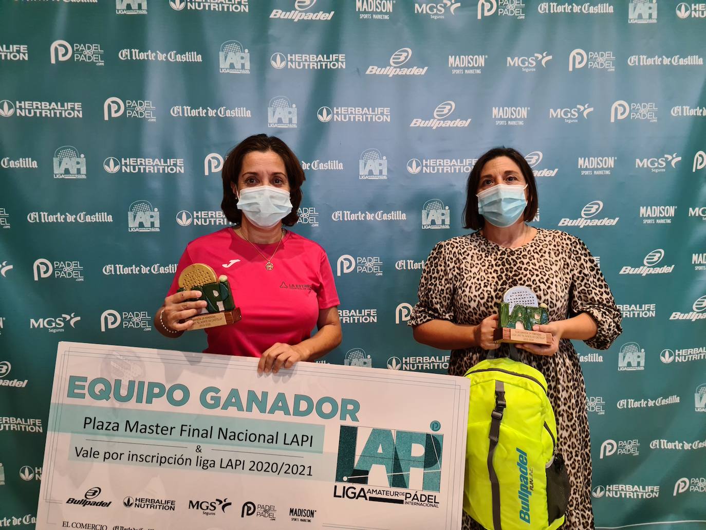 Los galardonados recogen sus trofeos. 