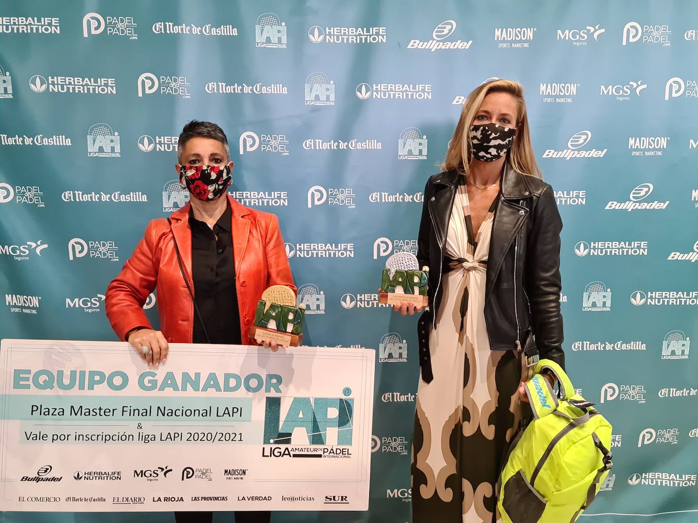 Los galardonados recogen sus trofeos. 