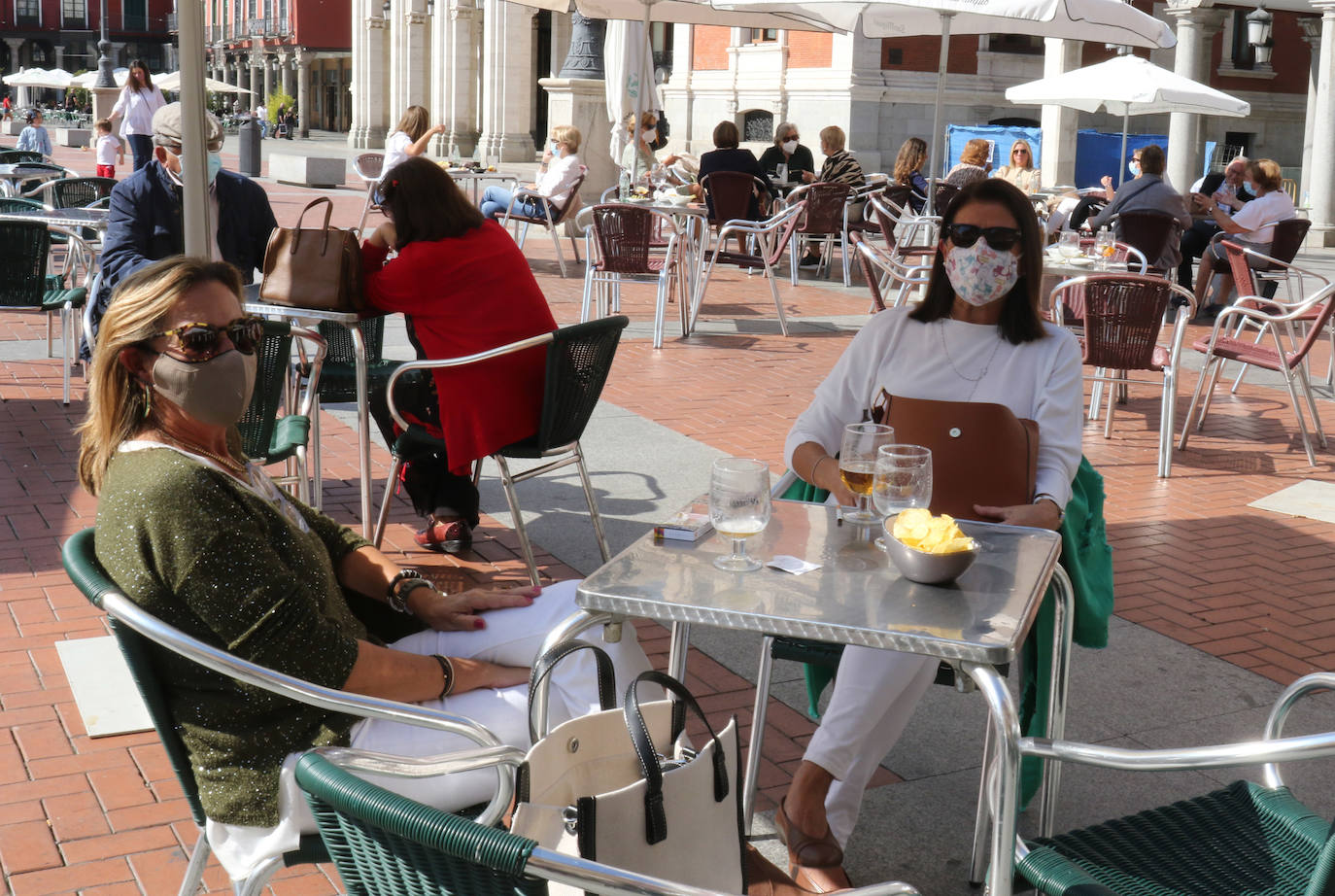 Los vallisoletanos han recibido el viernes de puente disfrutando de las buenas temperaturas en las terrazas de la ciudad.