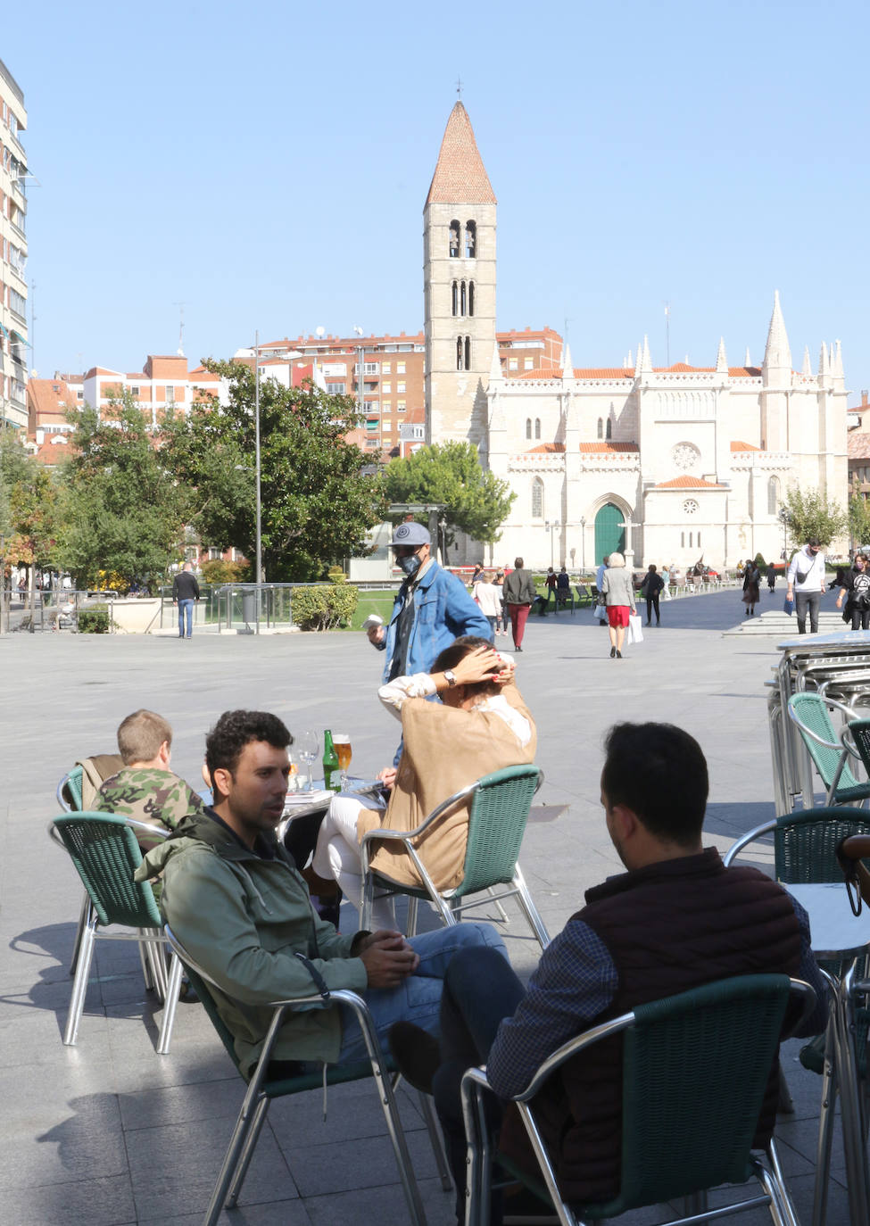 Los vallisoletanos han recibido el viernes de puente disfrutando de las buenas temperaturas en las terrazas de la ciudad.