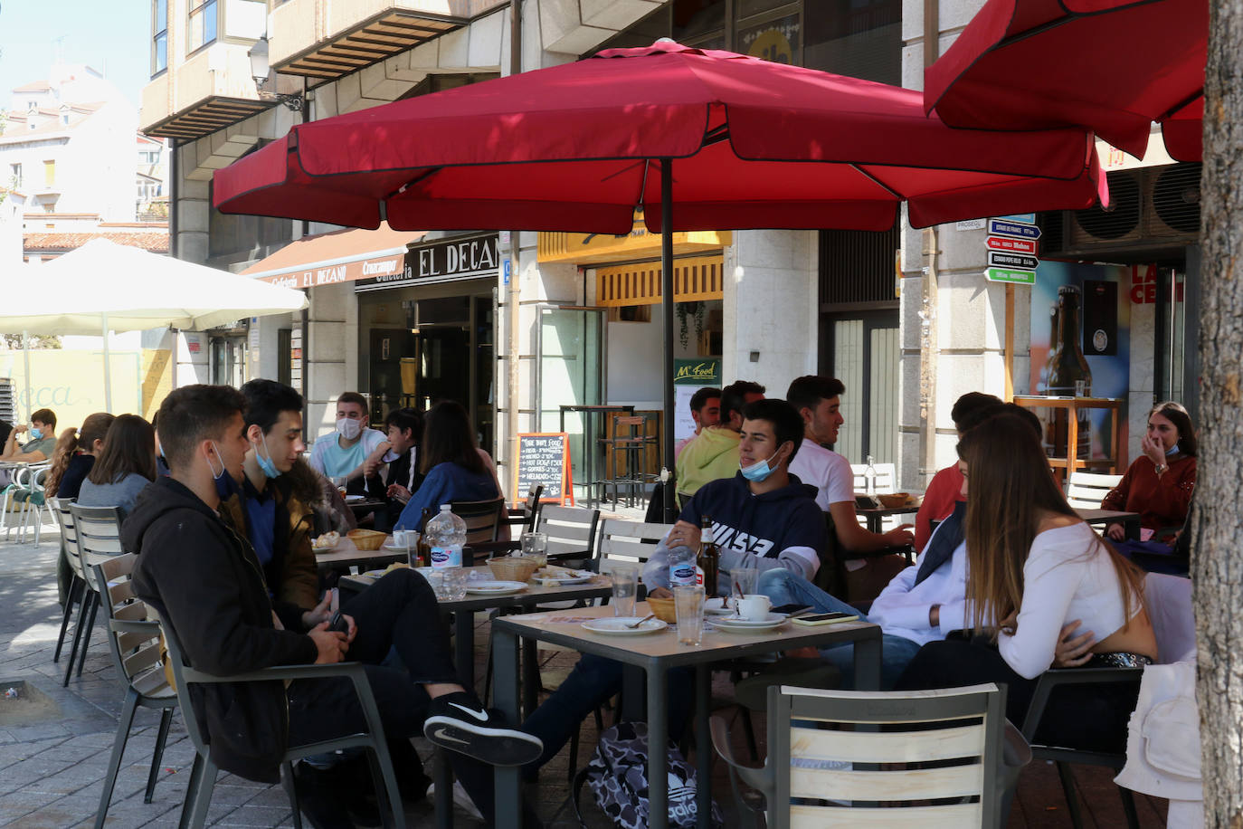Los vallisoletanos han recibido el viernes de puente disfrutando de las buenas temperaturas en las terrazas de la ciudad.