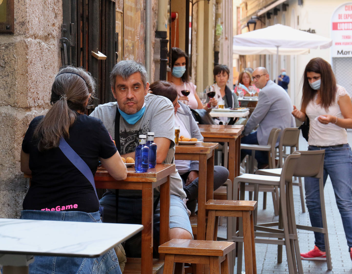 Los vallisoletanos han recibido el viernes de puente disfrutando de las buenas temperaturas en las terrazas de la ciudad.