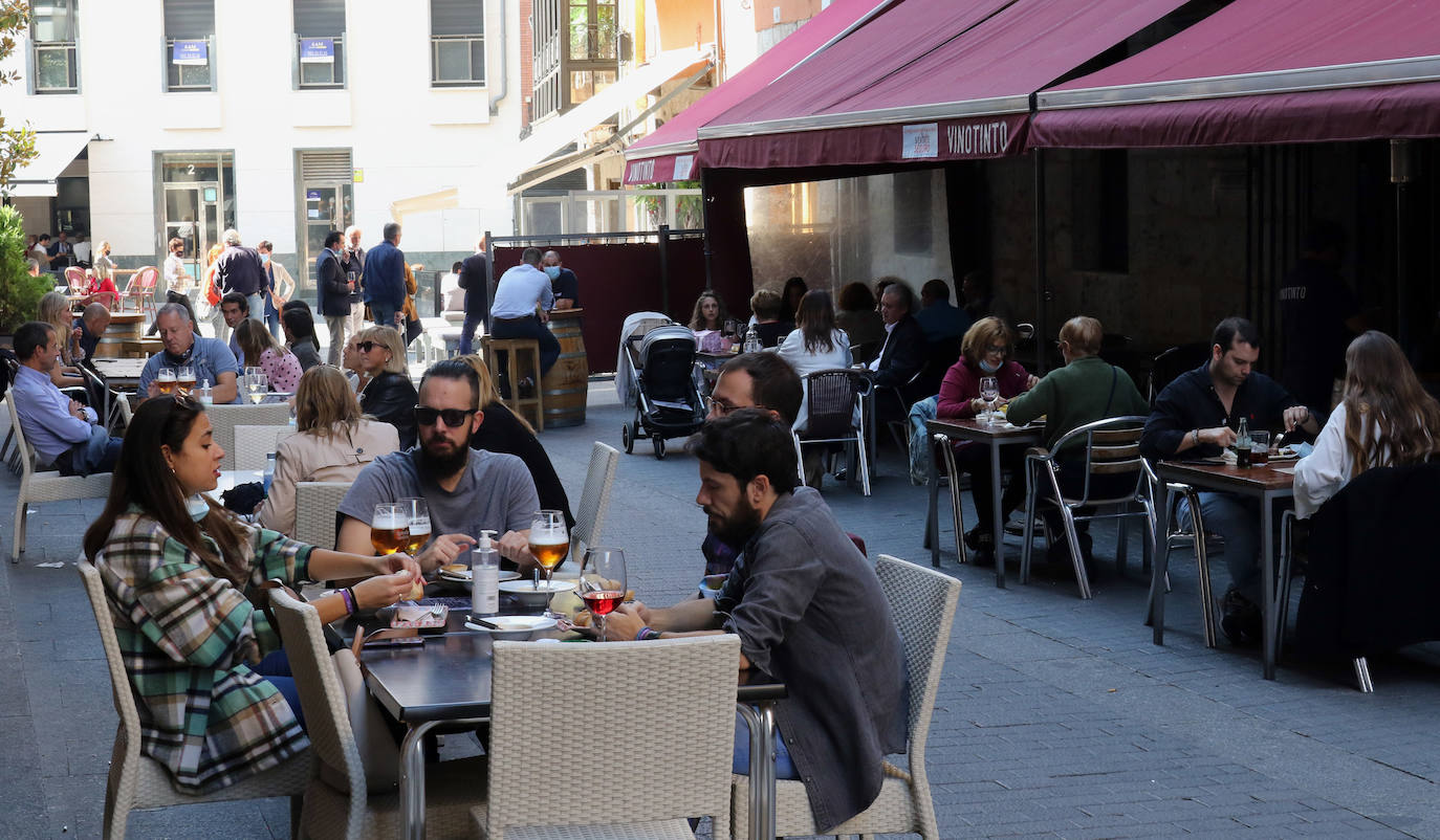 Los vallisoletanos han recibido el viernes de puente disfrutando de las buenas temperaturas en las terrazas de la ciudad.