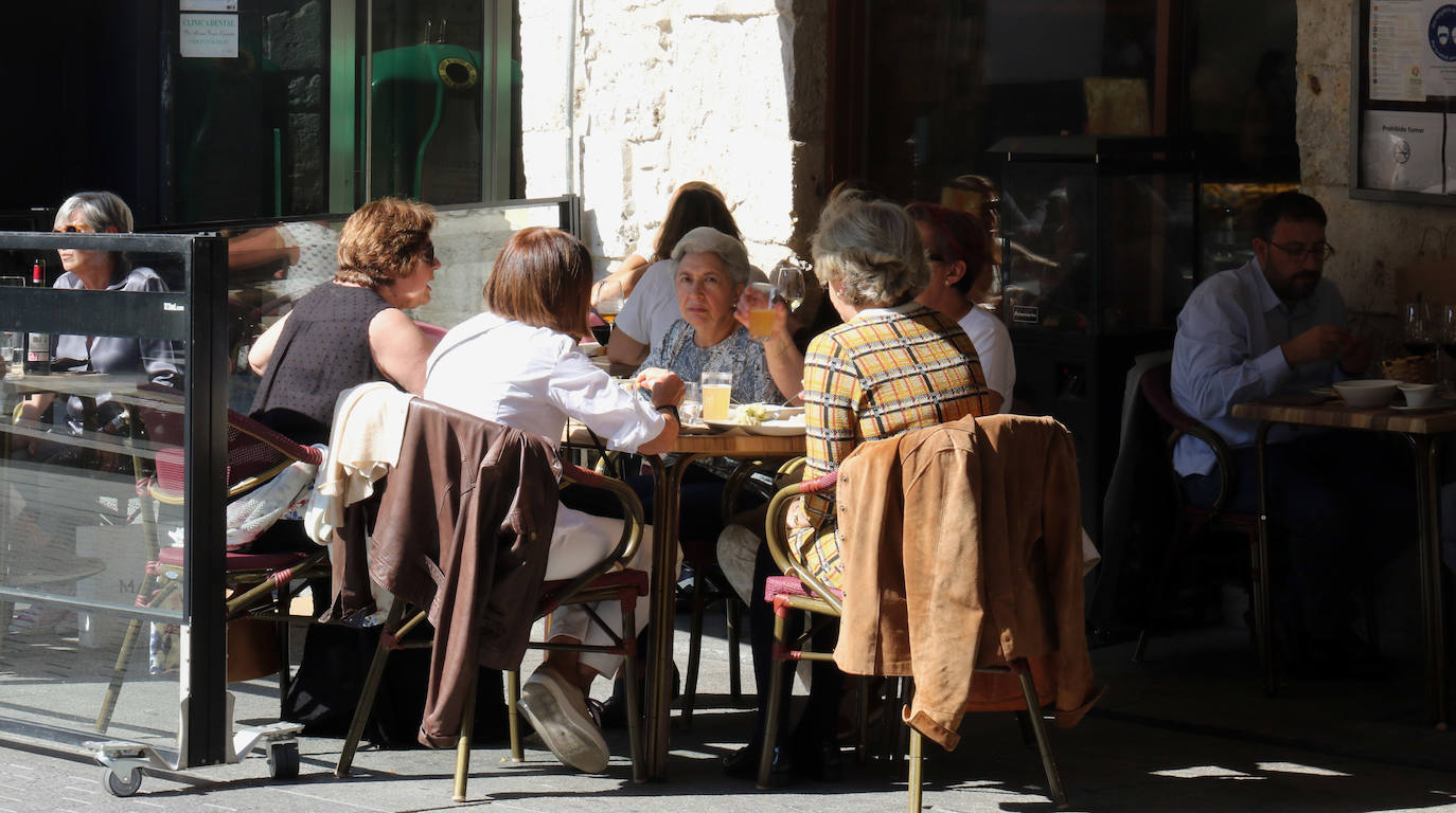 Los vallisoletanos han recibido el viernes de puente disfrutando de las buenas temperaturas en las terrazas de la ciudad.