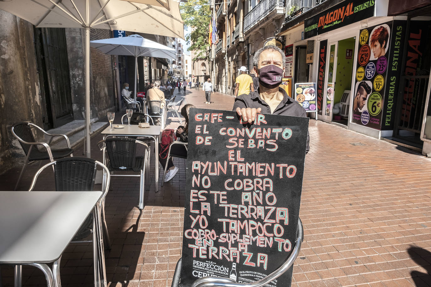 Los vallisoletanos han recibido el viernes de puente disfrutando de las buenas temperaturas en las terrazas de la ciudad.