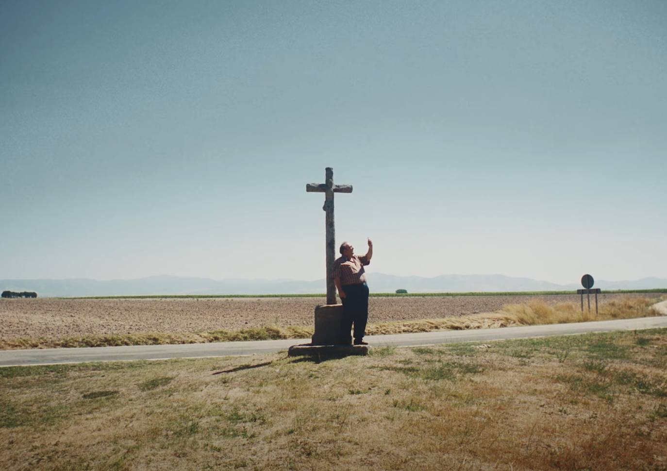 Imagen secundaria 2 - Distintam imágenes del videoclip.