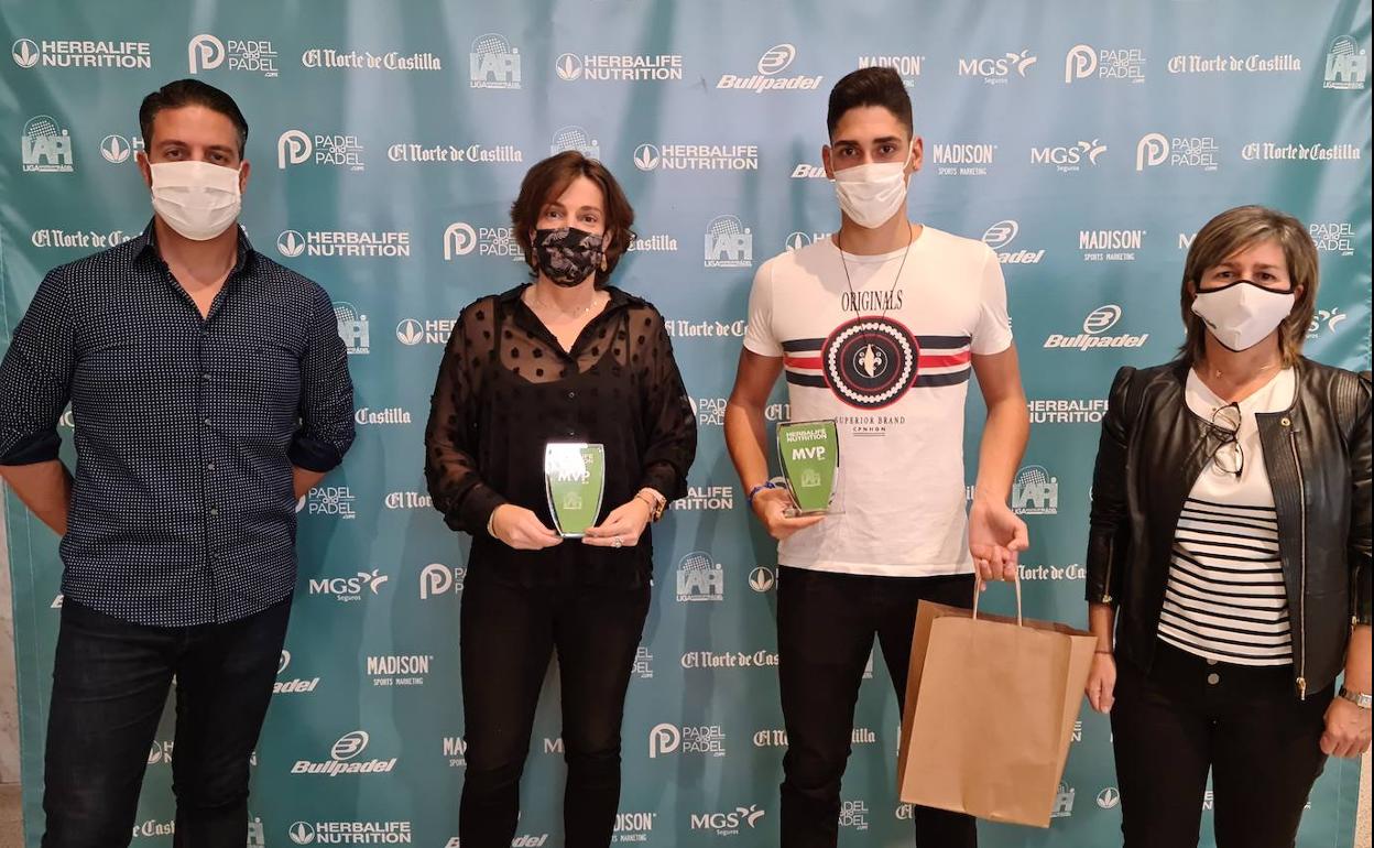 De izquierda a derecha Borja Alcalde, de Madison Sport Marketing; Patricia Peña, MVP femenino; Alex Cinca, MVP masculino; y Charo López, de El Norte de Castilla