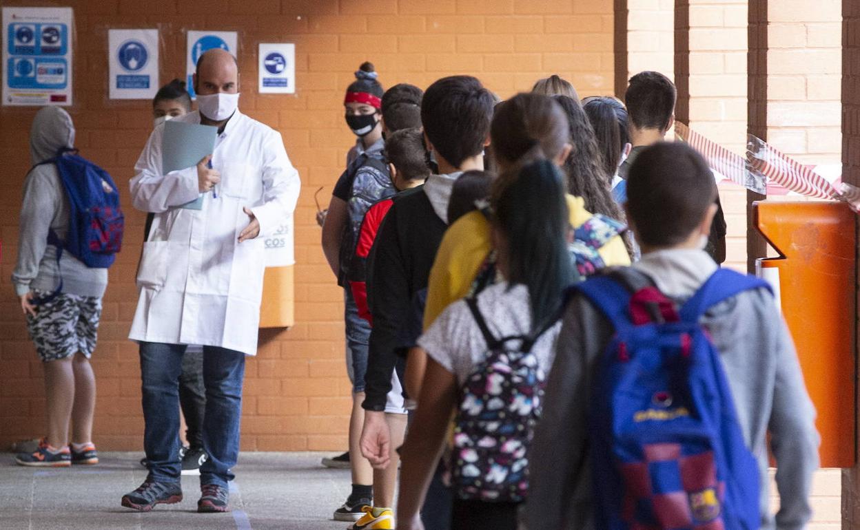 Alumnos del IES Ribera de Castilla, en Valladolid, a la entrada a las aulas.