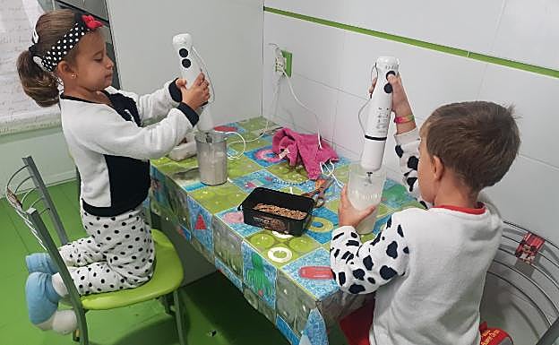 Imagen principal - Diferentes momentos del proceso de elaboración del helado 