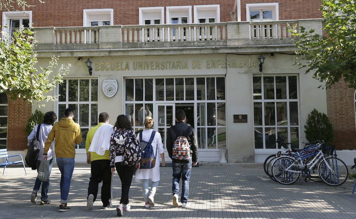 Entrada de la Escuela Universitaria de Enfermería.