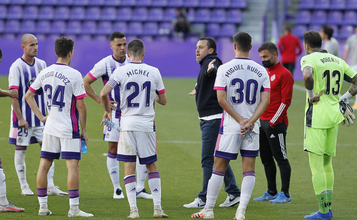 Sergio reprocha a los jugadores su conducta en la primera parte del Trofeo Ciudad de Valladolid. 