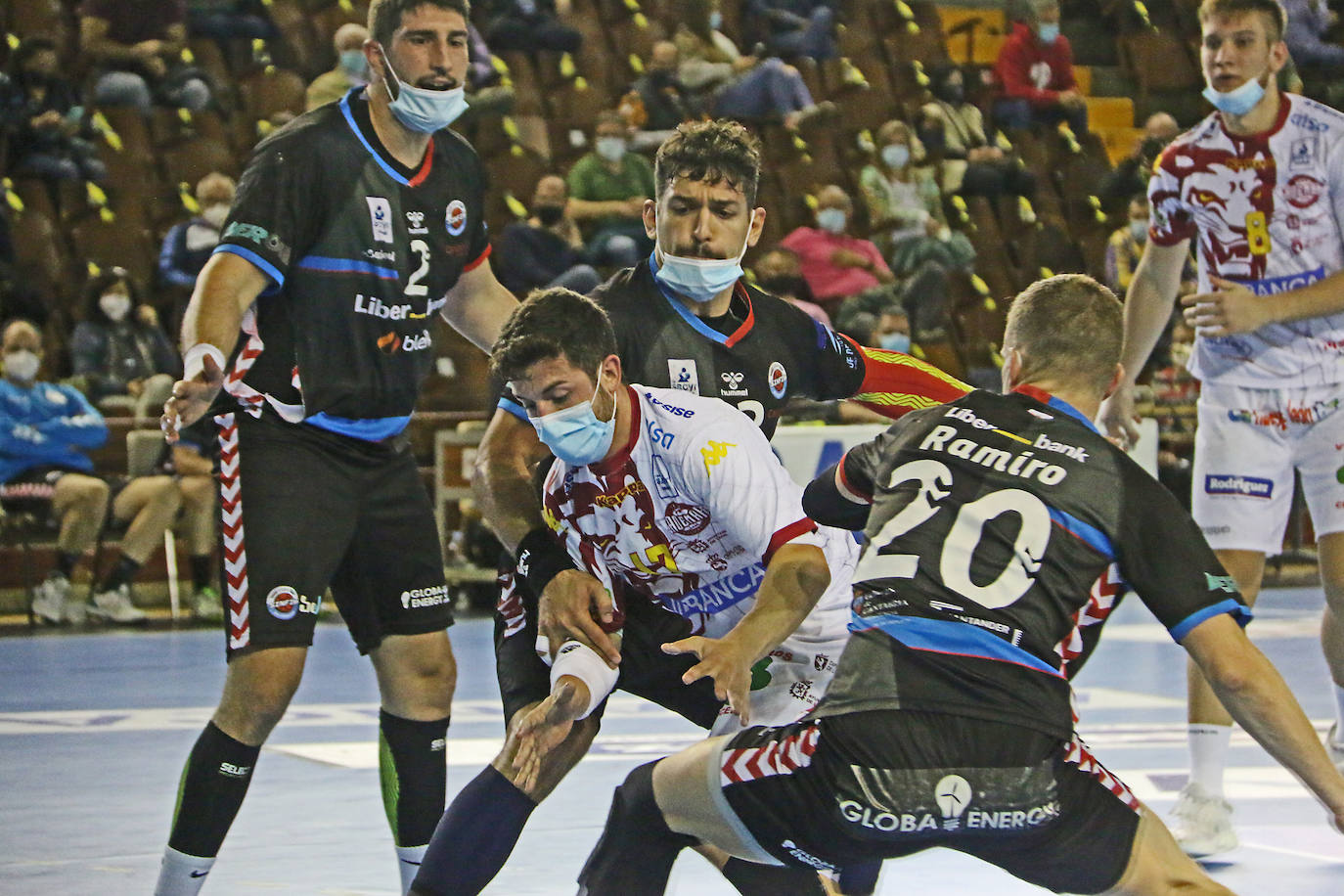 Fotos: El Ademar y el SinFin hacen historia en el primer partido con mascarillas