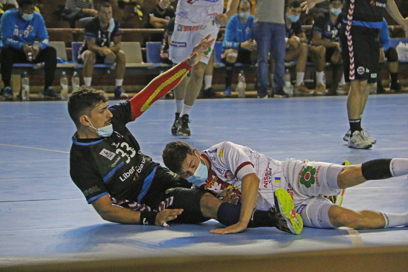 Fotos: El Ademar y el SinFin hacen historia en el primer partido con mascarillas