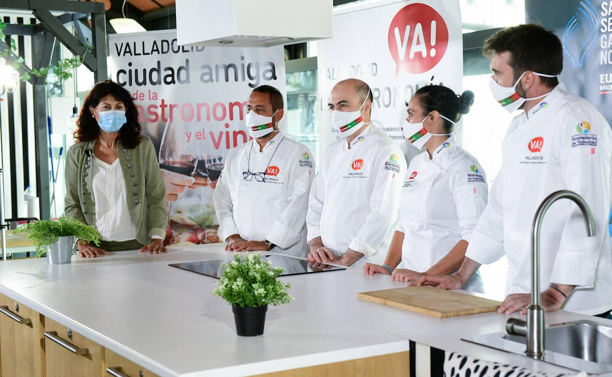 La concejala Ana Redondo y los cocineros Toño González, José Castrodeza, Palmira Soler y Emilio Martín, durante la grabación del dcumental en el Mercado del Val. 