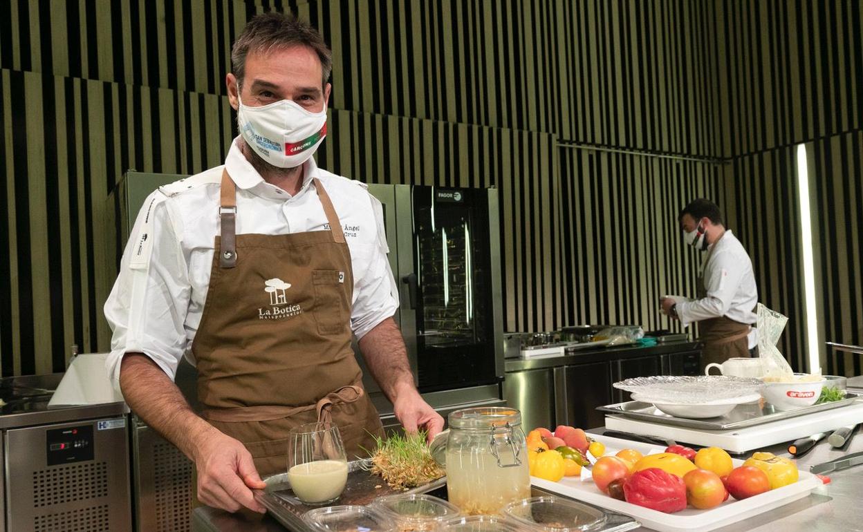 Miguel Ángel de la Cruz, durante su ponencia en el Basque Culinary Center, ayudado por el cocinero Víctor Rico. 