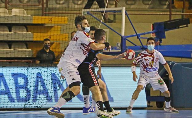 Galería. Una acción defensiva del equipo leonés.