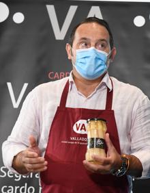 Imagen secundaria 2 - Arriba, el productor de quesos Ricardo Miranda, de Las Cortas de Blas; Abajo a la iquierda, Sara Brezmes, de Aceite Pago de Valdecuevas; y 