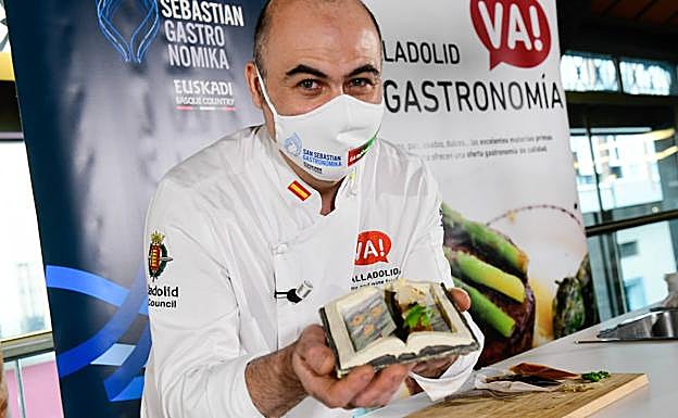 El chef José Ignacio Csatrodeza con su homenaje comestible al cuento de 'Los tres cerditos'. 