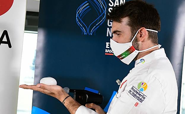 El cocinero Emilio Martín muestra su burbuja llena de aromas en el Mercado del Val. 