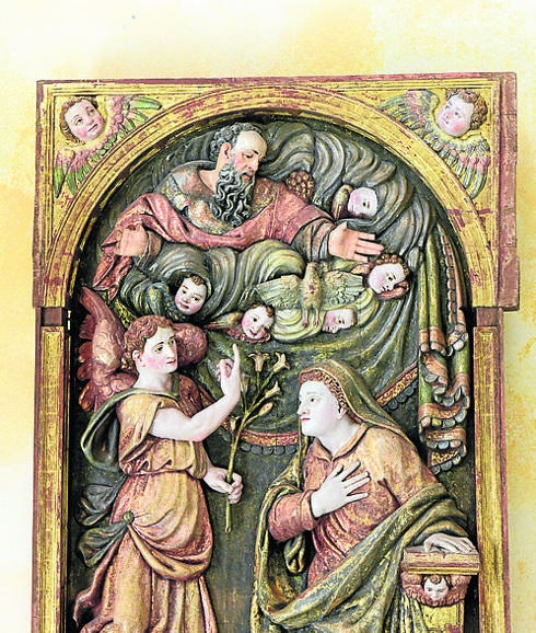 Tabla policromada de la Anunciación de la Virgen.