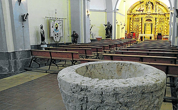 Imagen principal - Arriba, interior de la iglesia de San Cucufate y San Pelayo; abajo, San Juan Bautista y Cristo Crucificado. 