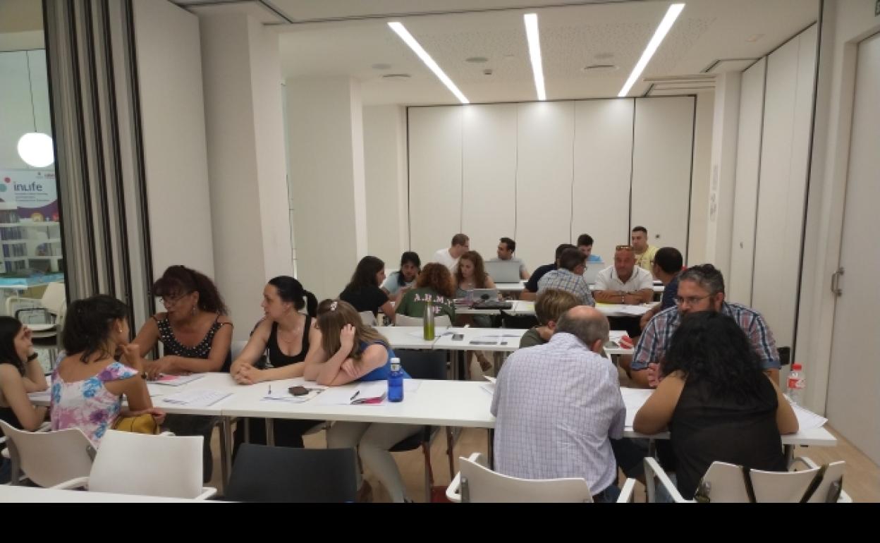 Estudiantes, en las dependencias de la Agencia de Innovación. 