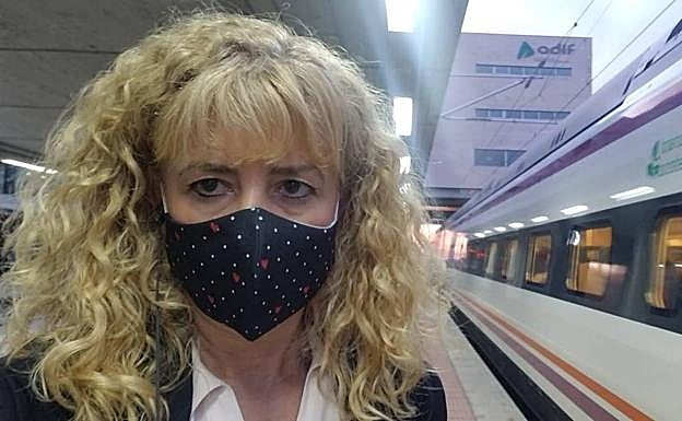Sylvia, junto al tren que acaba de devolverla a Segovia. 
