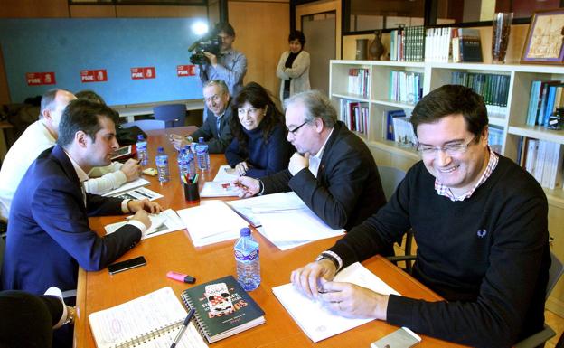 Luis Tudanca y Óscar López, en una reunión en la sede regional socialista en 2014