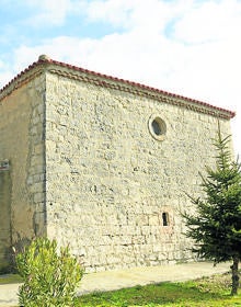 Imagen secundaria 2 - Arriba, vista general del pueblo; abajo, Ayuntamiento y ermita de Nuestra Señora de la Virgen del Prado. 