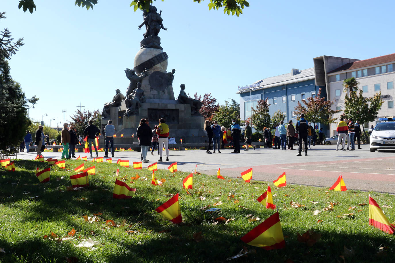 Fotos: Manifestación en Valladolid con motivo de la Fiesta Nacional